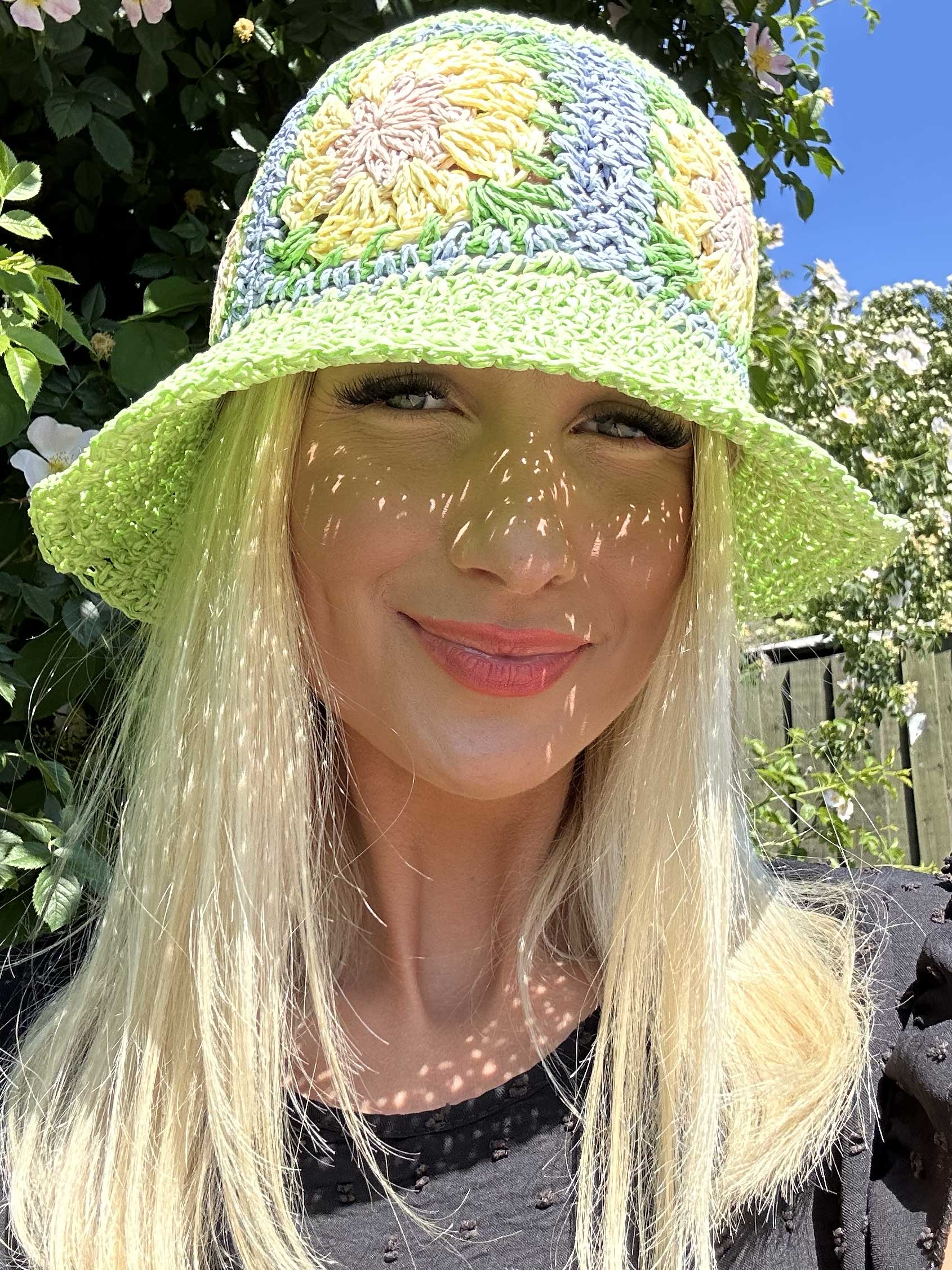 Sol - Söt sommarhatt med blommigt mönster